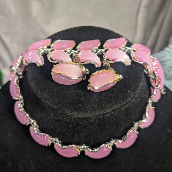 1950s Vintage Thermoset Barbie Pink 3 Piece Jewelry Set - Picture 2 of 15